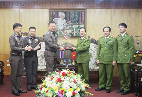 Giám đốc Học viện Cảnh sát Hoàng gia Thái Lan tặng quà lưu niệm cho Học viện CSND Việt Nam.